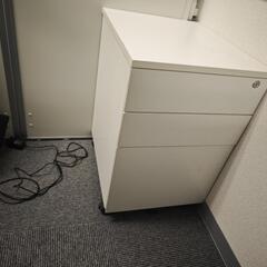 IKEA製デスク&背面目隠し棚&チェアの画像