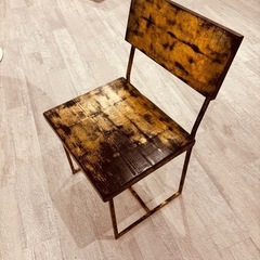 アンティークゴールドの椅子の画像