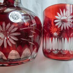 ★保管品、希少、AKABA  GLASS、●昭和の赤グラスで絵柄は彫ってあります、●とても綺麗で保存状態良（画像４）、◎デキャンタセット●整理で出てきた商品です未使用、段ボール箱は傷み有（画像１）、◎検索してもヒットしませんでした、質問されても解りません、画像参照、★お手数をおかけしますプロフィール必読ですの画像