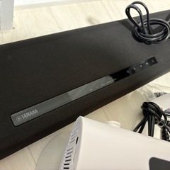 新品同様プロジェクターとYAMAHAスピーカーのセットの画像