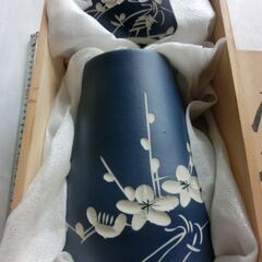 ◎木箱入り九谷焼２点◎おもてなしに◎ 未使用品◎空色に彫ってある梅模様古織◎ 応接揃 共箱  花瓶 花器 灰皿のセット陶器 置物 インテリアに、★お手数をおかけしますプロフィール必読ですの画像