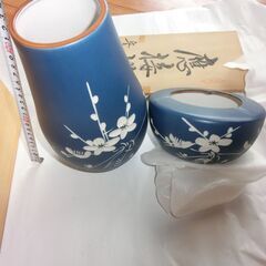 ◎木箱入り九谷焼２点◎おもてなしに◎ 未使用品◎空色に彫ってある梅模様古織◎ 応接揃 共箱  花瓶 花器 灰皿のセット陶器 置物 インテリアに、★お手数をおかけしますプロフィール必読ですの画像