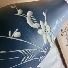 ◎木箱入り九谷焼２点◎おもてなしに◎ 未使用品◎空色に彫ってある梅模様古織◎ 応接揃 共箱  花瓶 花器 灰皿のセット陶器 置物 インテリアに、★お手数をおかけしますプロフィール必読ですの画像