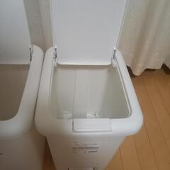 CAINZ　ゴミ箱　２つの画像