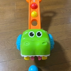 【無料】ボールを食べる手押しワニの画像