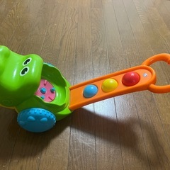 【無料】ボールを食べる手押しワニの画像