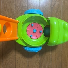 【無料】ボールを食べる手押しワニの画像