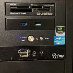 デスクトップPCとデスクのセットの画像