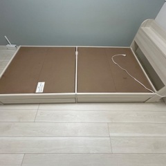 ベッドフレーム、充電コード付、引き出し棚付