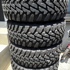 YOKOHAMA GEOLANDAR M/T 285/70R17...