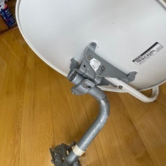 BSアンテナと取付金具とコード13メーター付きの画像
