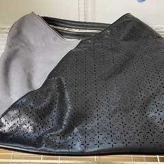 変形トートバッグ　チャーム付きの画像