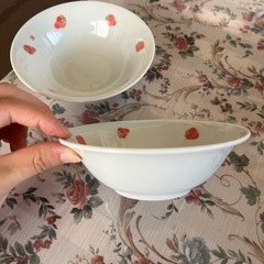 いちご柄の和皿2枚の画像