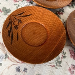 木製和柄のソーサー5枚の画像