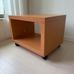 木目調　ベッドサイドテーブルの画像