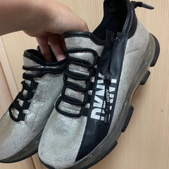 DKNY 厚底スニーカー