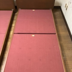 木製ダブルベッド、シングルベッド枠のみの画像