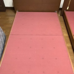 木製ダブルベッド、シングルベッド枠のみの画像