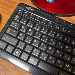 富士通 Windows 10 エスプリモ 赤 キーボードの画像