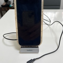 iPhone13ケース➕ belkin 携帯チャージャーの画像