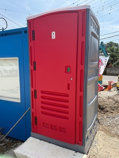 フットポンプ式で快適な使用感の広々とした洋式トイレ