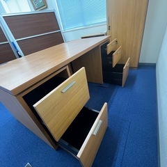 オフィスデスクとワードローブセットの画像