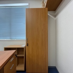 オフィスデスクとワードローブセットの画像