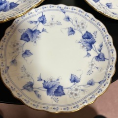 大皿1枚とケーキ皿3枚の画像