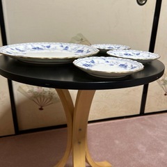 大皿1枚とケーキ皿3枚の画像