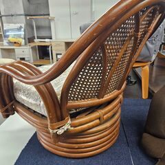 リサイクルショップどりーむ天保山店　No3112　お買い得価格!!!　ラタン　回転式座椅子　籐製　美品のクッション付き♪の画像