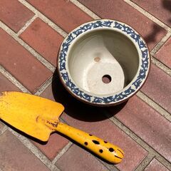 脚付植木鉢の画像