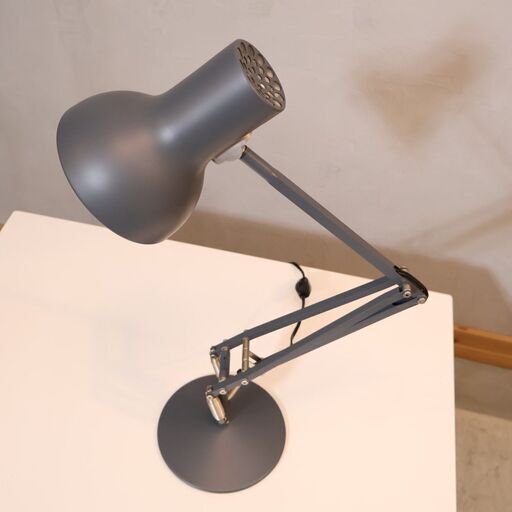 英国のブランドANGLEPOISE(アングルポイズ)のType75 MINI デスクランプ/スレートグレーです。インダストリアルな雰囲