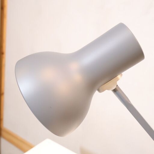 英国のブランドANGLEPOISE(アングルポイズ)のType75 MINI デスクランプ/スレートグレーです。インダストリアルな雰囲