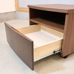 HOTTA WOODY(堀田木工所)のアールデザインシリーズ プリンター台です。アルダー材を使用した温かみのある優しい印象のデスクワゴンはキャスター付きでリビングやデスクサイドにもおススメのワゴン♪の画像