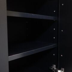 Dinos(ディノス)のAlus style(アルススタイル)のアルススタイル サイドボード。ウォールナット無垢材と黒革調の組み合わせが空間をシックな雰囲気に。モダンなインテリアにオスス♪/シギヤマの画像