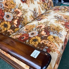 値下げしました！！￥33980-→￥29980-　ジャングルジャングル貝塚店 カリモク 2人掛けソファー 花柄 karimoku ソファー 布製 木製 肘付き アンティーク レトロ 応接の画像