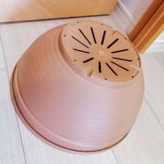 土は一切なし！小物入れとして使用👑巨大鉢植え🪴購入2023年7月【私は小物入れに使用】とても美品👑33cm☺️巨大な鉢植え❤️高さは15cmくらい🌸鉢植えです。目立つような傷汚れありませんが、シャワー洗浄してからお渡ししますので、さらに安心です。  小物入れにいかがでしょうか？  野菜等の鉢植えにも🌽の画像
