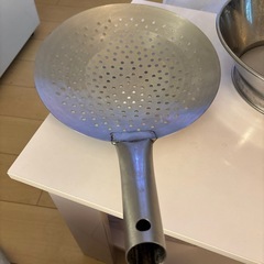 半額したステンレス製複数業務用調理器具の画像