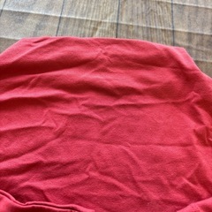 5分袖の赤いTシャツの画像