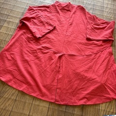 5分袖の赤いTシャツの画像