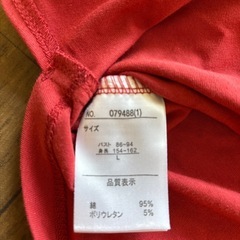 5分袖の赤いTシャツの画像