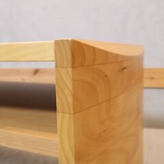 HOTTA WOODY(堀田木工所)のアール センターテーブルです。アルダー材の自然で柔らかい印象の木質と丸みのあるフォルムが魅力的なローテーブル。座卓や子供用の学習机としても。の画像