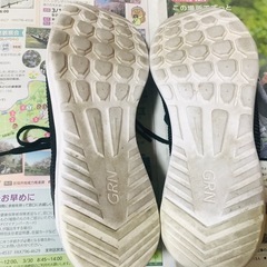 涼しいスニーカー黒24cm位の画像