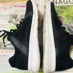 涼しいスニーカー黒24cm位の画像