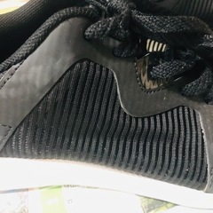 涼しいスニーカー黒24cm位の画像