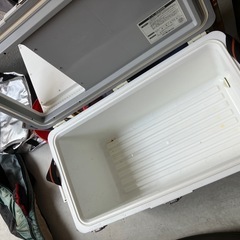 【釣具一式】釣竿多数、クーラーボックス、フィッシングベスト、長靴、真鯛、鯛ラバ、鯉、ヘラブナ、船竿、ロッドの画像