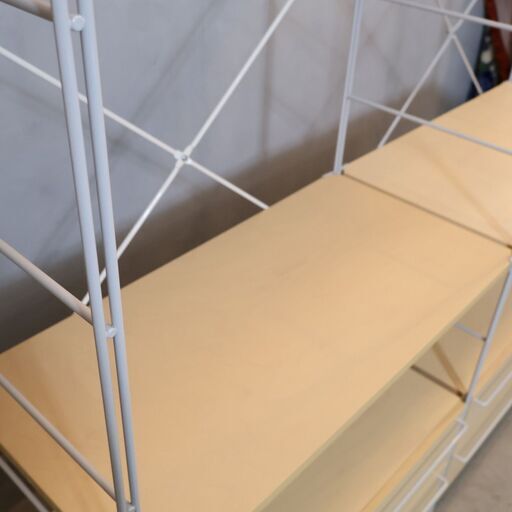 無印良品(MUJI)のワードローブバー付スチールユニットシェルフ。引出し付きで収納力もあるので、1人暮らしの方にもおススメ♪自由にカス