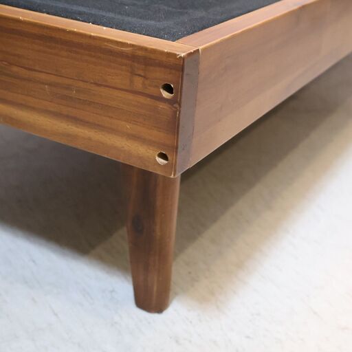 unico(ウニコ)のSWELLA(スウェラ) ベンチアーム/デニム。天然木のフレームと背面のアイアンがラフでカジュアルな印象のラブソファ。西海岸スタイルや男前インテリアにもおススメです♪/アーム付き