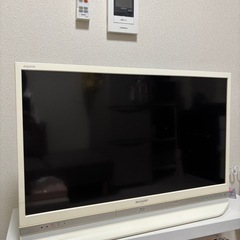 【受け渡し者確定済み】SHARP AQUOS  32型　ホワイトの画像