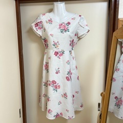 【美品】ホワイト花柄ワンピース